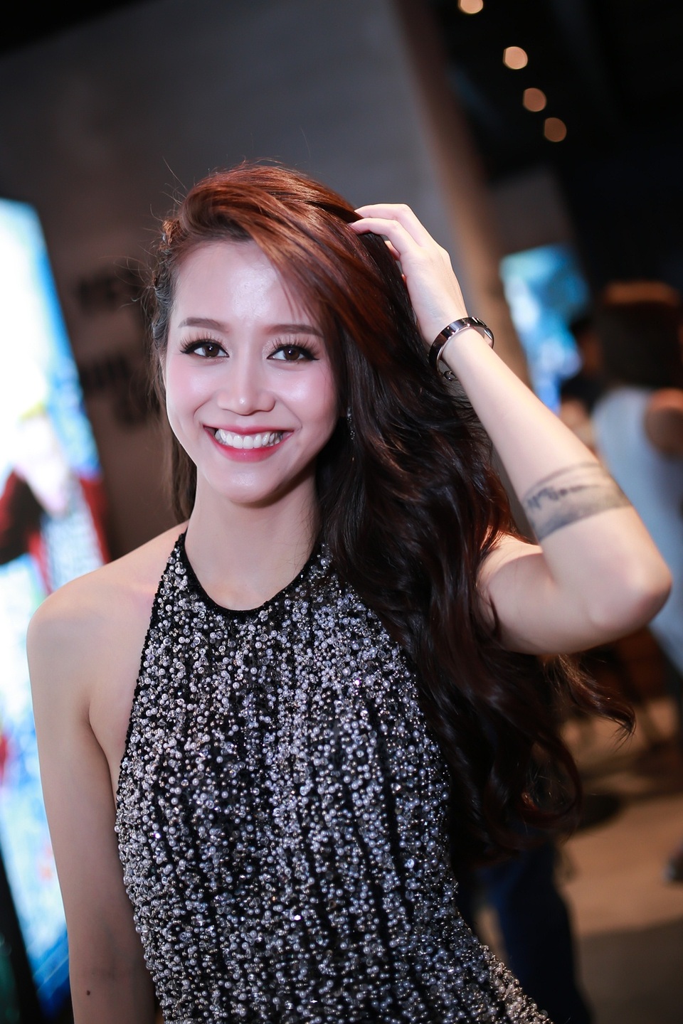 Trấn Thành hôn bà xã Hari Won trong buổi ra mắt phim - 12