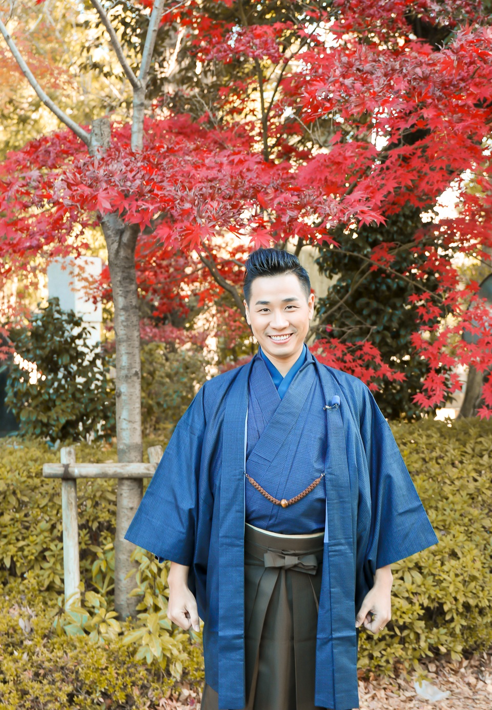 Nguyên Khang mặc Kimono trải nghiệm văn hóa Nhật Bản - 3 Anh cũng trải nghiệm mặc Kimono để lưu lại những khoảnh khắc đẹp tại những đền chùa cổ kính của Nhật.