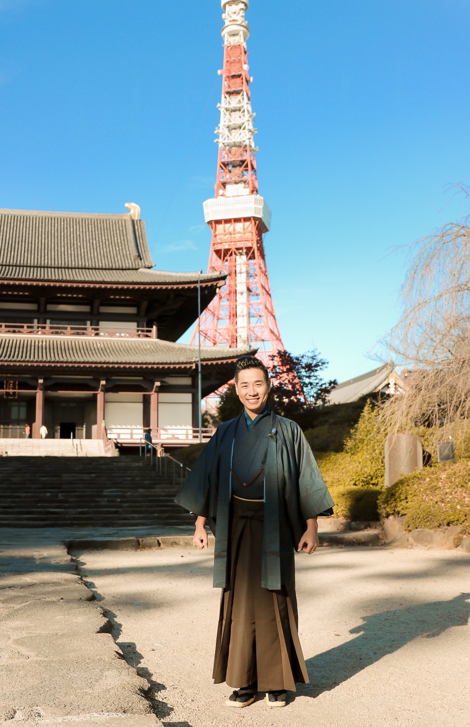 Nguyên Khang mặc Kimono trải nghiệm văn hóa Nhật Bản - 4 Trong ảnh, anh chụp tại một địa điểm vừa có sự kết hợp truyền thống và hiện đại, đó là một ngôi đền cổ kính và sau lưng là tháp truyền hình lớn nhất Nhật Bản Tokyo Skytree.
