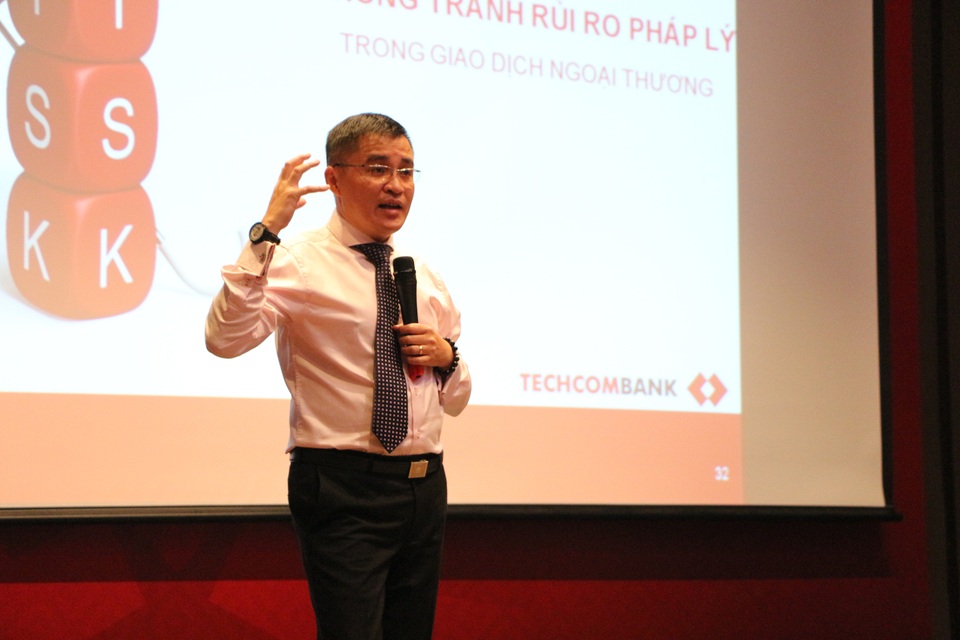 
Ông Nguyễn Tuấn Minh, Giám đốc Pháp Chế - Techcombank chia sẻ về vấn đề pháp lý trong giao dịch ngoại thương
