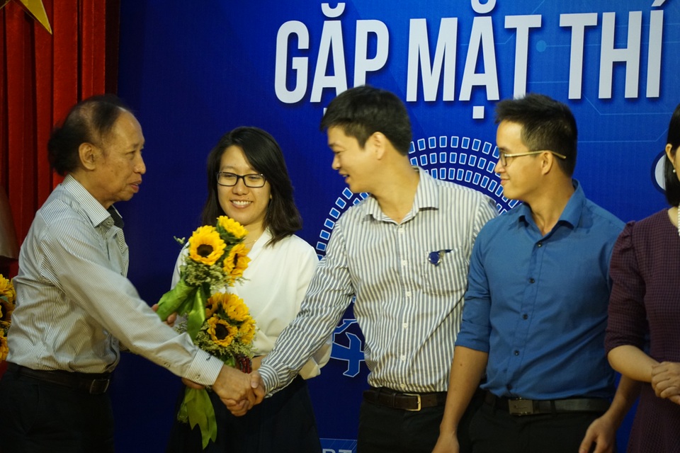 BTC Giải thưởng Nhân tài Đất Việt: "Các bạn phải lan tỏa ra toàn cầu!" - 4
Nhà báo Phạm Huy Hoàn, TBT Báo điện tử Dân trí, Trưởng BTC Giải thưởng Nhân tài Đất Việt 2016 tặng hoa và giấy chứng nhận cho các đội lọt vào vòng Chung khảo.