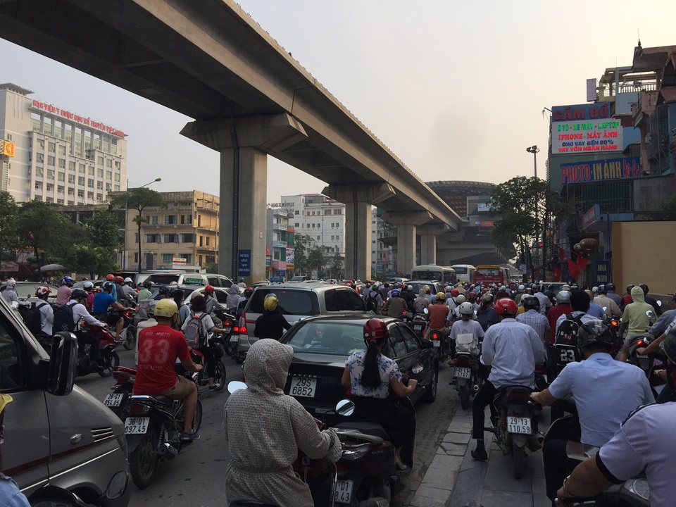 Khai giảng trùng ngày đầu đi làm sau nghỉ lễ, đường phố ùn tắc nghiêm trọng - 12
Phương tiện tràn cả lên vỉa hè tìm lối thoát