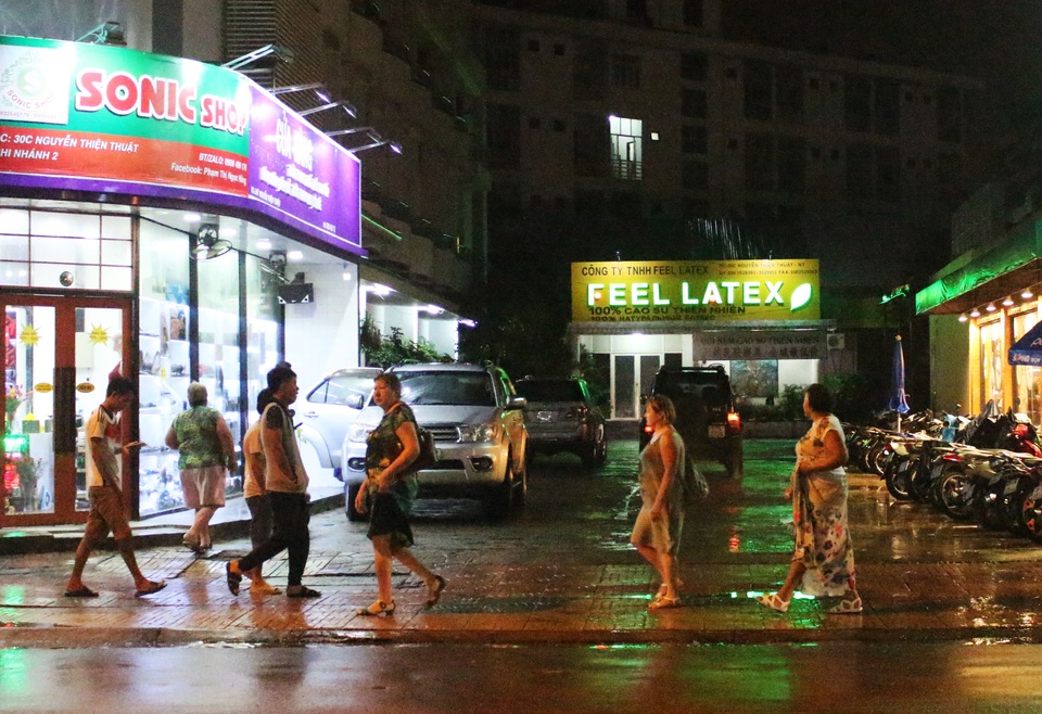 Du khách Nga trên đường phố Nha Trang vào tháng 12 năm 2016