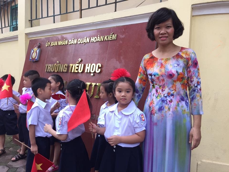 Lãnh đạo Đảng, Nhà nước dự khai giảng cùng các em học sinh - 22 Niềm vui ngày khai giảng của cô trò lớp 1 Trường tiểu học Quang Trung (quận Hoàn Kiếm, Hà Nội). (Ảnh: Phan Ánh)