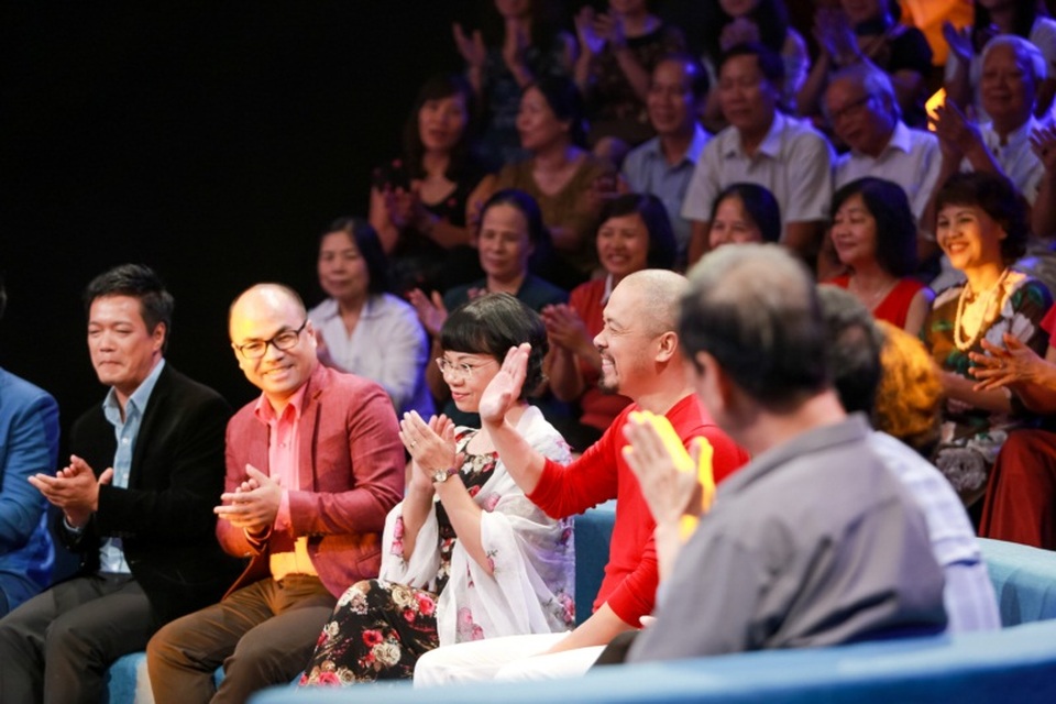 Mặc dù là một NTK thời trang nhưng Đức Hùng lại là gương mặt khách mời quen thuộc trong rất nhiều chương trình âm nhạc của VTV, trong đó có “Giai điệu Tự hào”. Suốt 2 năm qua, NTK Đức Hùng thường xuất hiện ở ghế khách mời bình luận để đưa ra những nhận xét cho từng tiết mục trong chương trình.