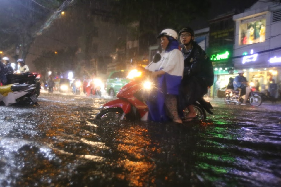 Mưa như trút, Sài Gòn thành "biển nước" mênh mông, ngập chưa từng thấy! - 1 Mưa như trút, Sài Gòn thành "biển nước" mênh mông, ngập chưa từng thấy! - 1