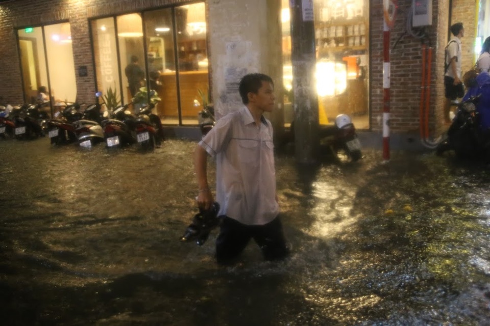 Mưa như trút, Sài Gòn thành "biển nước" mênh mông, ngập chưa từng thấy! - 2 Mưa như trút, Sài Gòn thành "biển nước" mênh mông, ngập chưa từng thấy! - 2