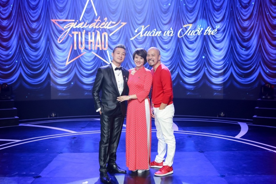 Nhờ Anh Tuấn, Diễm Quỳnh, anh có thêm những kiến thức âm nhạc bổ ích. Khi chụp ảnh kỷ niệm, MC Anh Tuấn còn trêu đùa và có những cử chỉ hài hước chọc “đàn anh”.