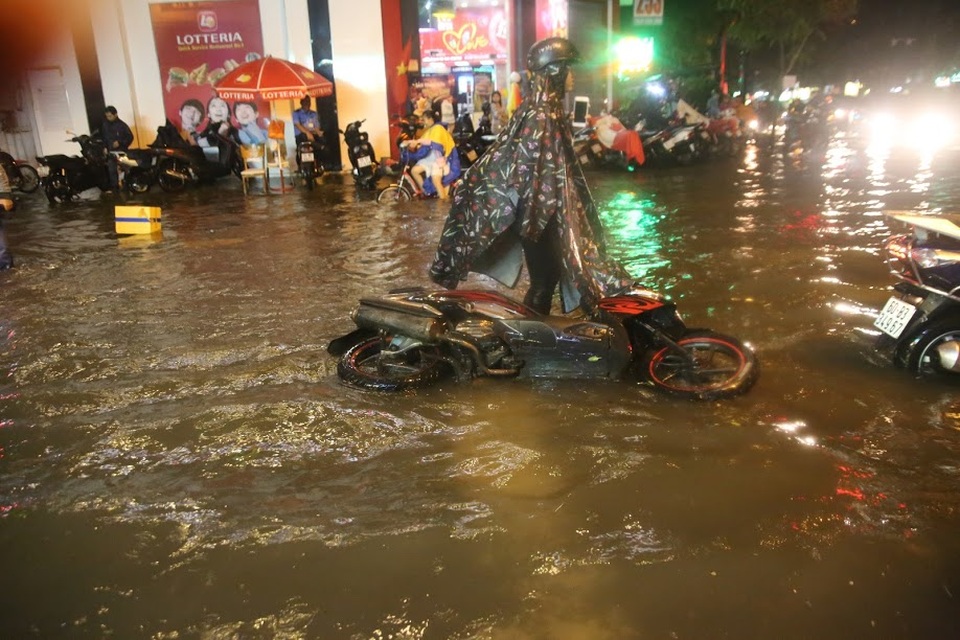 Mưa như trút, Sài Gòn thành "biển nước" mênh mông, ngập chưa từng thấy! - 4 Mưa như trút, Sài Gòn thành "biển nước" mênh mông, ngập chưa từng thấy! - 4