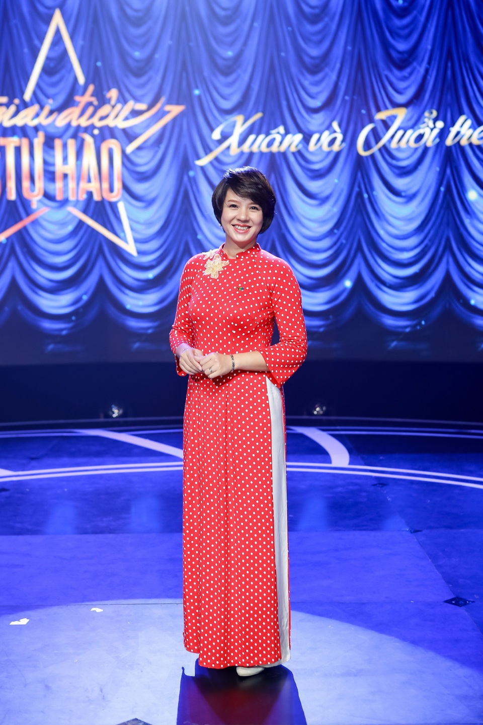 Ở tuổi ngoài 40, Diễm Quỳnh khiến nhiều người trầm trồ với nhan sắc trẻ trung. Diễm Quỳnh là MC nổi tiếng của Đài Truyền hình. Với khuôn mặt ưa nhìn, đôi mắt biết nói, nụ cười tươi đặc biệt là giọng nói ngọt ngào, lối dẫn bình dị đã giúp MC Diễm Quỳnh nhận được sự yêu mến của đông đảo khán giả.