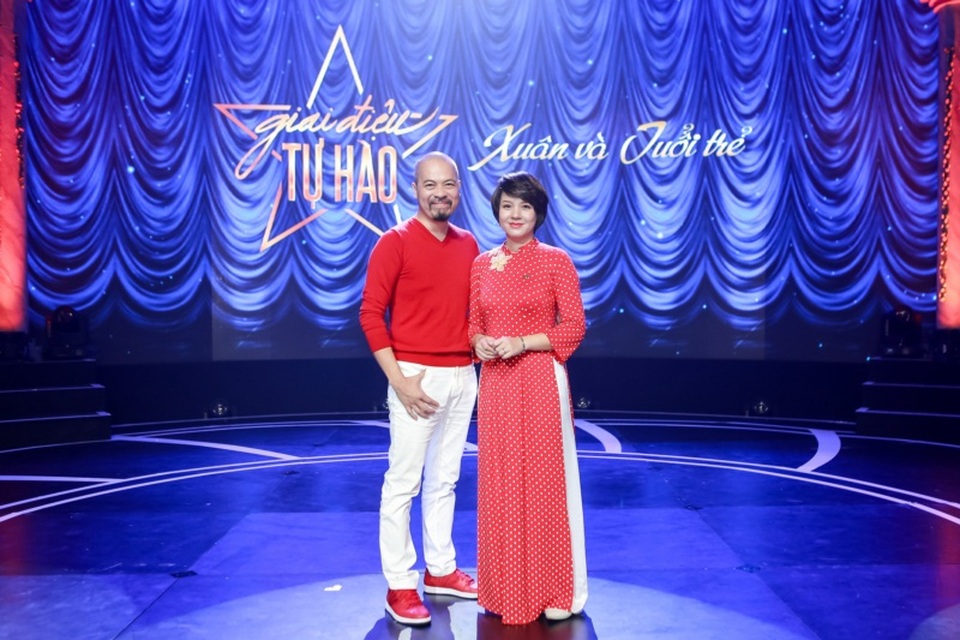 Mới đây, NTK - NSƯT Đức Hùng đăng đàn loạt ảnh hài hước bên cạnh Đạo diễn Thanh Hải, Đạo diễn Khải Anh và MC Diễm Quỳnh. Anh ví von Họp bàn tổ hưu nhưng thực chất là đi ăn cùng ê-kip chương trình Táo quân để họp bàn cho các tiết mục năm nay khiến công chúng thích thú.