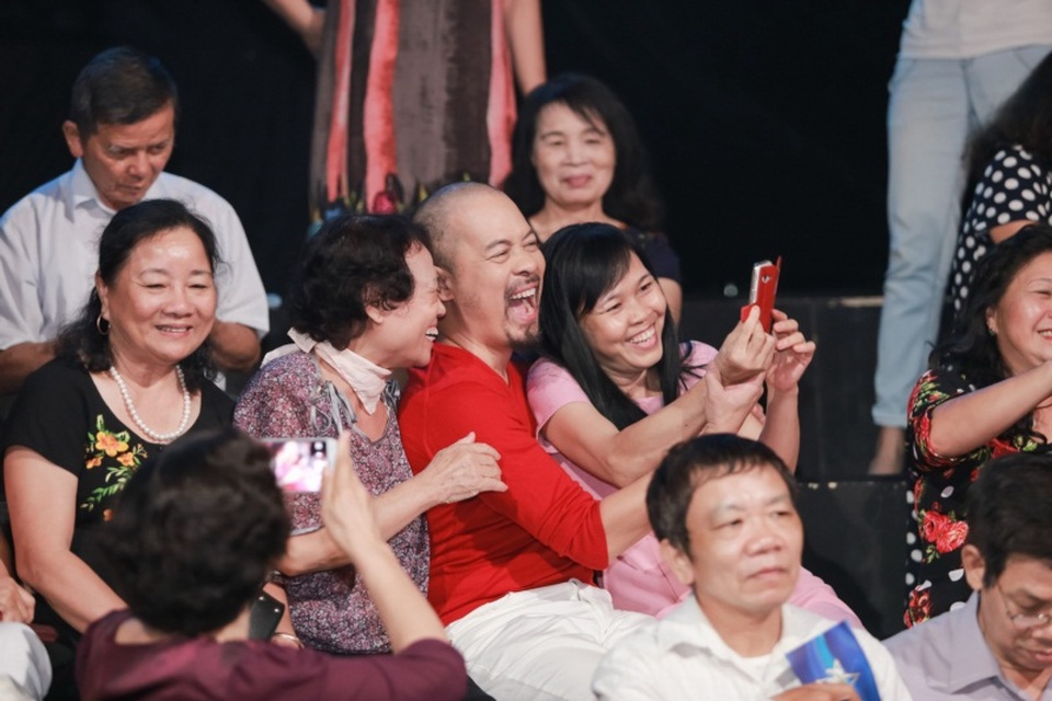 NTK Đức Hùng “trêu ghẹo” MC Anh Tuấn, bảnh bao bên Diễm Quỳnh - 15