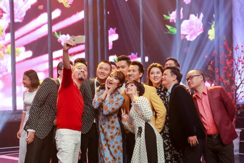 Loạt nghệ sĩ nổi tiếng cùng nhau selfie.