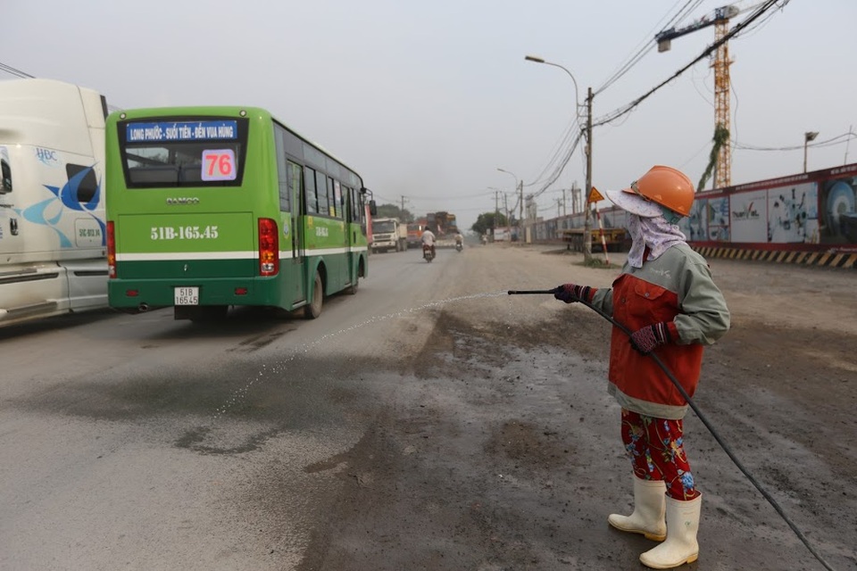 
Buổi sáng, đơn vị thi công thường cử công nhân ra tưới nước để giảm bụi nhưng tình hình không thay đổi.
