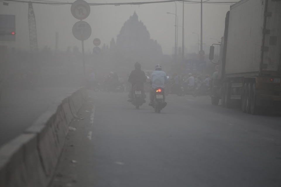 Bụi phủ kín như sương mù khiến các xe di chuyển khó khăn vì bị hạn chế tầm nhìn.