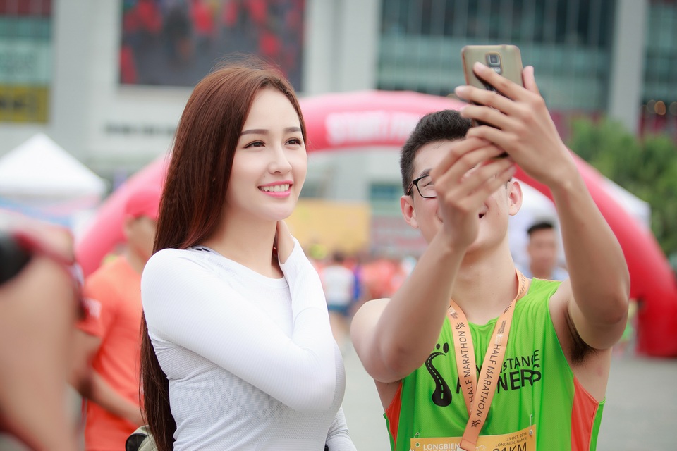 Mai Phương Thuý mặt mộc chạy bộ vào sáng sớm - 1