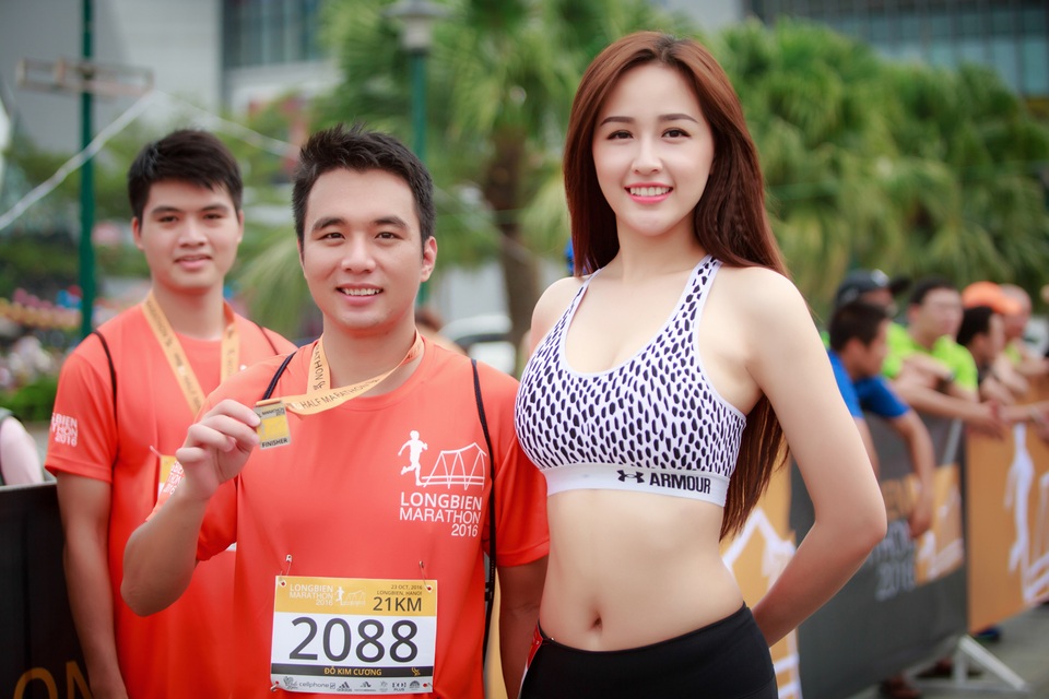 Mai Phương Thuý mặt mộc chạy bộ vào sáng sớm - 2