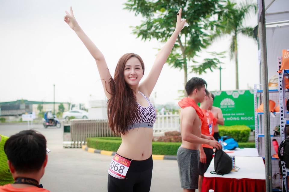 Mai Phương Thuý mặt mộc chạy bộ vào sáng sớm - 6