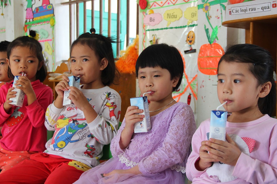 
Học sinh trường tiểu học thị trấn Nghĩa Đàn đã giảm khoảng 3% tỷ lệ suy ding dưỡng thể nhẹ cân; giảm khoảng 1,5% suy dinh dưỡng thể thấp còi sau 1 năm uống sữa học đường.
