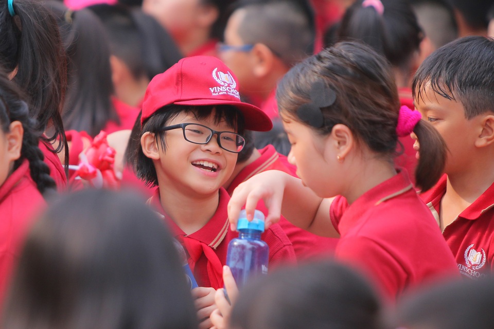 “Chú lính chì” Thiện Nhân trong ngày khai giảng ở trường mới - 1