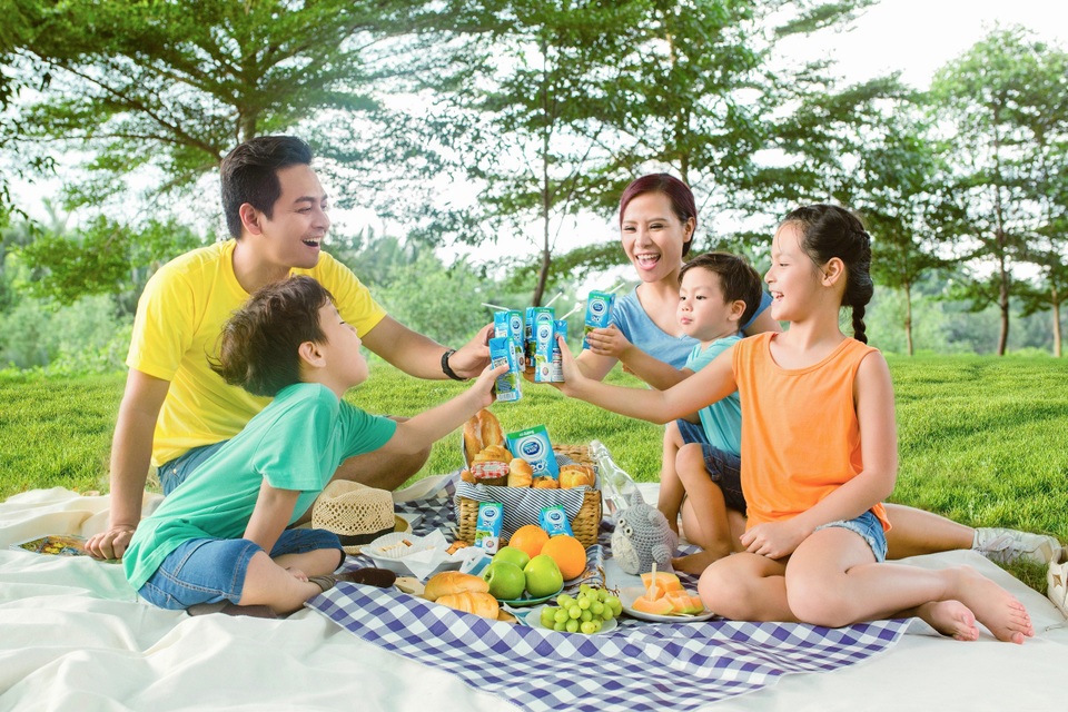 "Tuyệt chiêu" nuôi dạy con của hai gia đình nổi tiếng showbiz Việt - 4
Bổ sung năng lượng sữa mỗi ngày là bí quyết năng động của gia đình MC Phan Anh