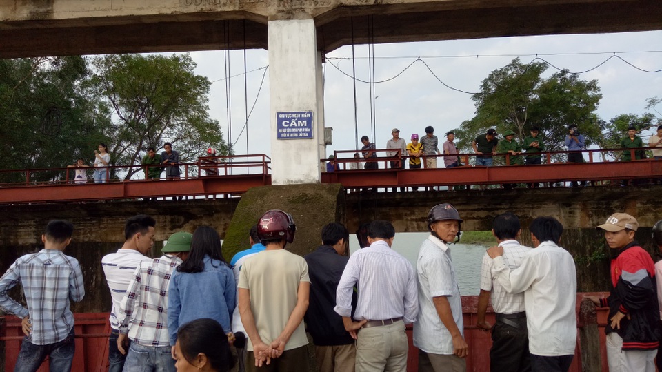 Hà Tĩnh mở tràn hồ Kẻ Gỗ đề phòng bão số 7 gây lũ chồng lũ - 3
Nhiều người dân ra tận nơi chứng kiến việc mở cửa tràn xả lũ.