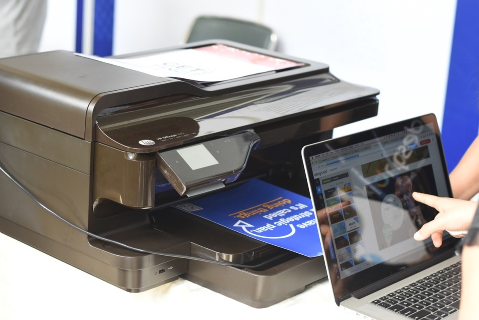 Hp OfficeJet 7612 e-All-in-one - Máy in màu đa chức năng cho doanh nghiệp - 3
Máy in Hp OfficeJet 7612 dễ dàng kết nối với các thiết bị qua ePrint và AirPrint. Sản phẩm hiện đã được phân phối tại các đại lí của FPT Trading trên toàn quốc với giá là 8,990,000 VNĐ.Thông tin tham khảo tại : http://phanphoi.fpt.com.vn/