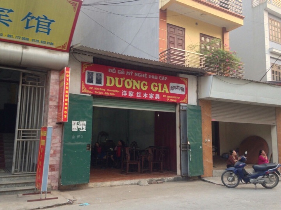 Vẫn ngập tràn biển hiệu tiếng Trung ở các làng mộc Đồng Kỵ - 10
Tên cửa hàng nghe như phiên âm 1 dòng họ của Trung Quốc