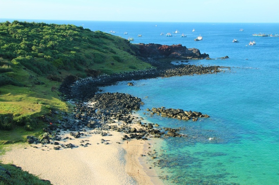 Sự hoà quyện giữa biển trời xanh thẳm, đồi núi xanh tươi, cát vàng và những bãi đá sẫm màu đã tạo nên bức tranh thiên nhiên đầy lôi cuốn cho biển Việt Nam. (Ảnh dự thi của CTM Hanh).