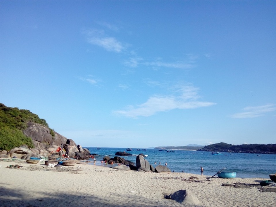 Những bãi tắm nước nông, còn giữ nguyên vẻ hoang sơ đã làm nên sức hút khó cưỡng cho biển Việt Nam. Bên cạnh niềm vui được đắm mình giữa thiên nhiên hoang sơ, tín đồ du lịch còn được thưởng thức những đặc sản tươi ngon, đánh bắt và chế biến ngay trên biển, khiến phong vị của chuyến đi thêm đậm đà hơn hẳn. (Ảnh dự thi của Cường Trần).