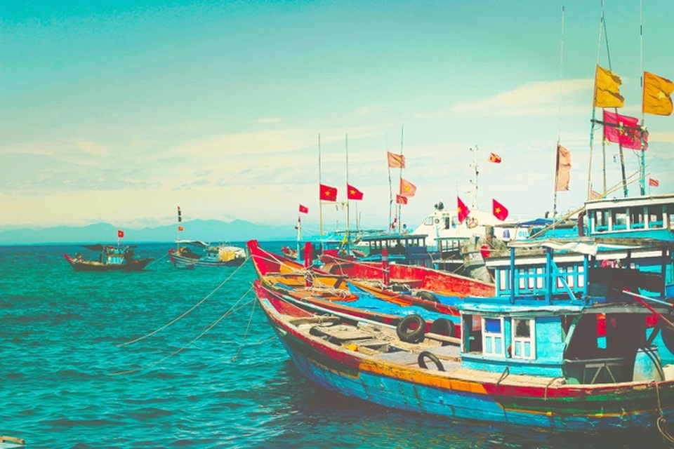 Bình yên là khi bạn được ngắm nhìn sắc màu tổ quốc hoà vào thiên nhiên và nhịp sống thường nhật. Biển Việt Nam không chỉ mang lại giá trị kinh tế mà còn là chỗ dựa tinh thần cho biết bao ngư dân. (Ảnh dự thi của Nguyên Nguyễn).