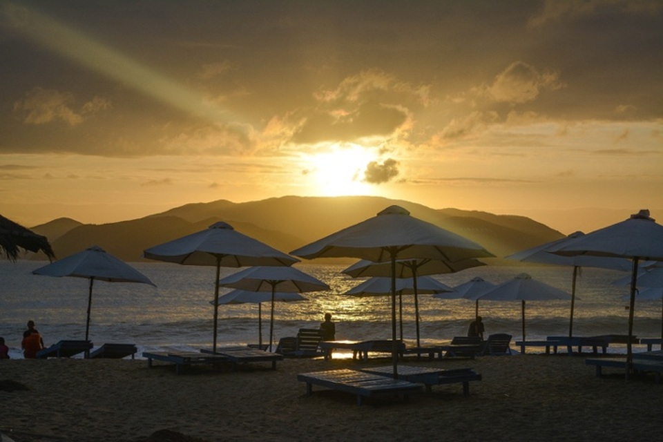 Khoảnh khắc mặt trời chìm dần trên biển luôn đủ sức khiến những trái tim yêu du lịch xiêu lòng. Không phải ngẫu nhiên mà hoàng hôn lại đi vào thi ca và nghệ thuật nhiều đến vậy. (Ảnh dự thi của CTM Hanh).