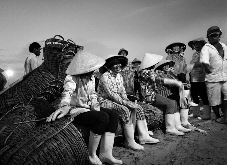 Vẻ đẹp của biển không chỉ nằm trong sự rộng lớn của đại dương, sự bao la của trời nước, sự mặn mòi của gió mà còn nằm trong chính nét đẹp lao động, trong nụ cười của những người quanh năm bám biển, yêu biển bằng tất cả tấm lòng. (Ảnh dự thi của Trần Phương).