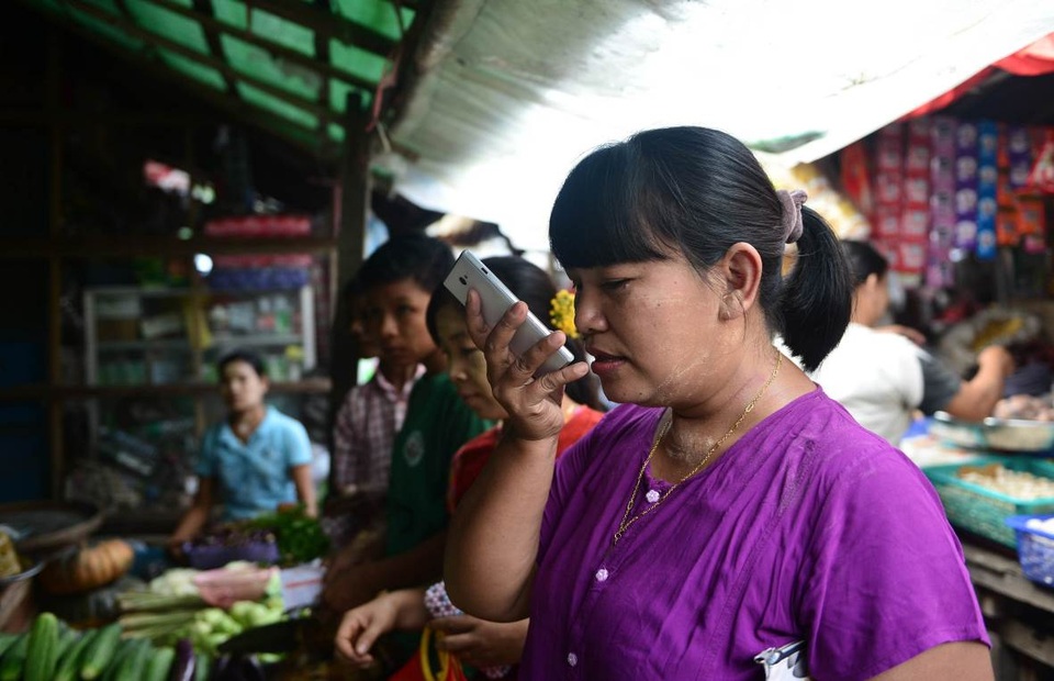 “Zalo rất dễ sử dụng. Tôi có thể dùng ứng dụng này để liên lạc với chồng, với con”. Bà Daw Moe chia sẻ đầy hào hứng.