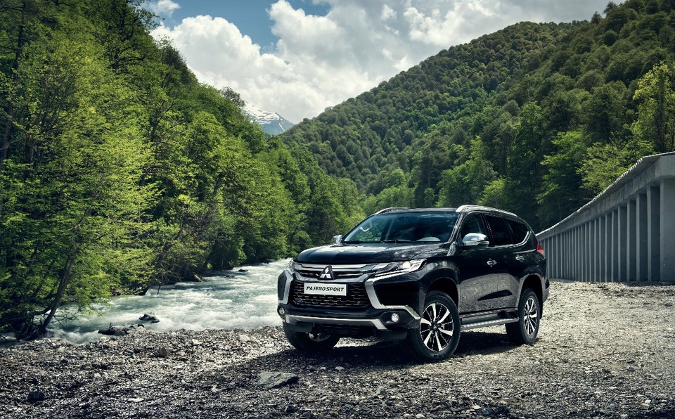 Mẫu xe nhận được nhiều mong đợi sắp trở lại Việt Nam - 3
Tại Việt Nam, Pajero Sport hoàn toàn mới giá dự kiến 1,55 tỷ đồng (máy xăng 4x4 AT) và 1,4 tỷ đồng (máy xăng 4x2 AT). Ưu đãi đặc biệt cho khách hàng đặt mua ngay từ tháng 12/2016. Thông tin chi tiết tại www.mitsubishi-motors.com.vn hoặc www.new-pajerosport.vn.
