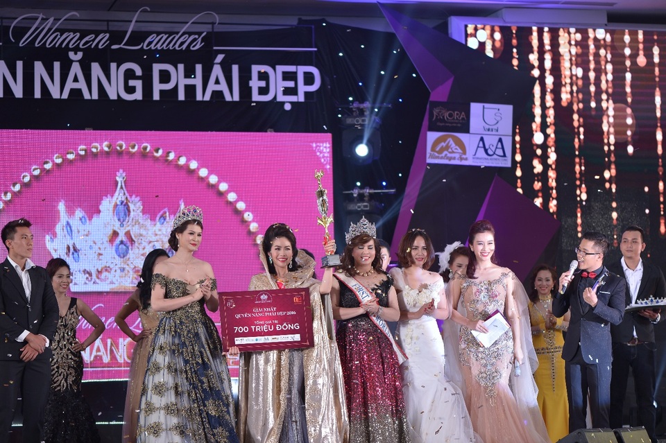 Hành trình Quyền Năng Phái Đẹp 2016 khép lại với Đêm Vinh Danh thành công rực rỡ - 1 Đệ nhất Quý bà thế giới Đoàn Kim Hồng, chị Bùi Thị Thanh Nhàn - Nữ Hoàng QNPĐ 2015 và Bà Soojin Võ_ Đại diện ELH BIO INC của Hàn Quốc tại Việt Nam trao dải băng, áo bào cho Quán quân Nguyễn Thị Kim Xuyến