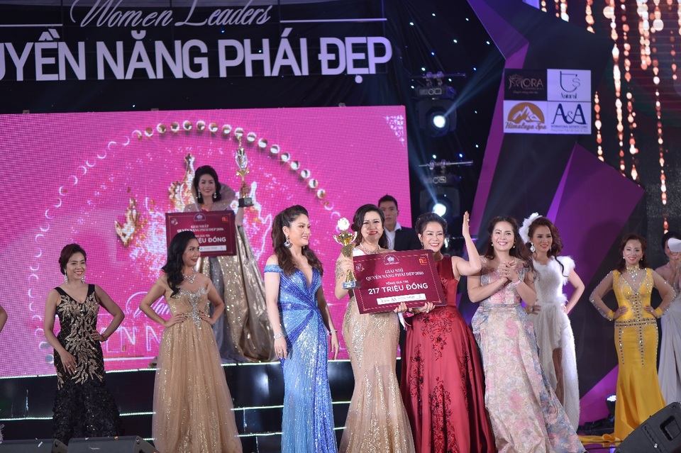 Hành trình Quyền Năng Phái Đẹp 2016 khép lại với Đêm Vinh Danh thành công rực rỡ - 2 Bà Xuân Hương_ Chủ tịch HĐQT CÔNG TY CP THẨM MỸ XUÂN HƯƠNG, Bà Hoàng Thanh Tú_Tổng Giám đốc HOANGGIALAND kiêm chủ thương hiệu thời trang Mora – Designed by HT - Tư vấn về trang phục cho các thí sinh QNPĐ 2016 và Bà Ngọc Nga – Á hoàng QNPĐ 2015 lên trao giải thưởng cho Á Hoàng 1 – Lê Thị Lộc