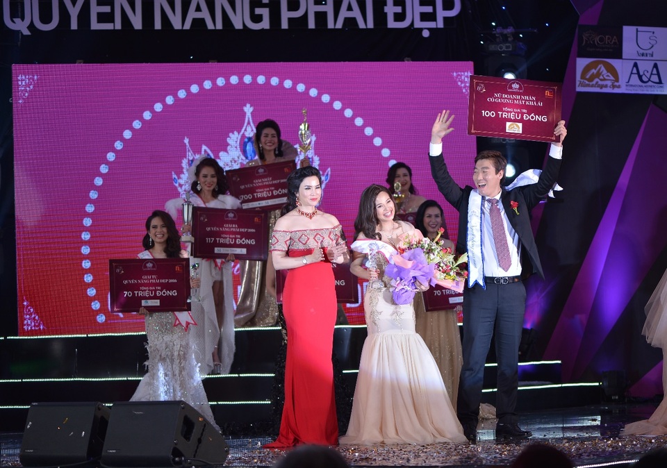 Hành trình Quyền Năng Phái Đẹp 2016 khép lại với Đêm Vinh Danh thành công rực rỡ - 4 Giây phút nhận giải thưởng “Nữ hoàng Khả Ái” nhiều ý nghĩa của ứng viên Trịnh Thúy Hằng bên phu quân và cựu “Nữ hoàng Khả Ái 2015” Bà Vũ Kim Anh - Tổng Giám đốc Himalaya Spa – cố vấn thải độc và giảm cân cho các ứng viên trong suốt chương trình.