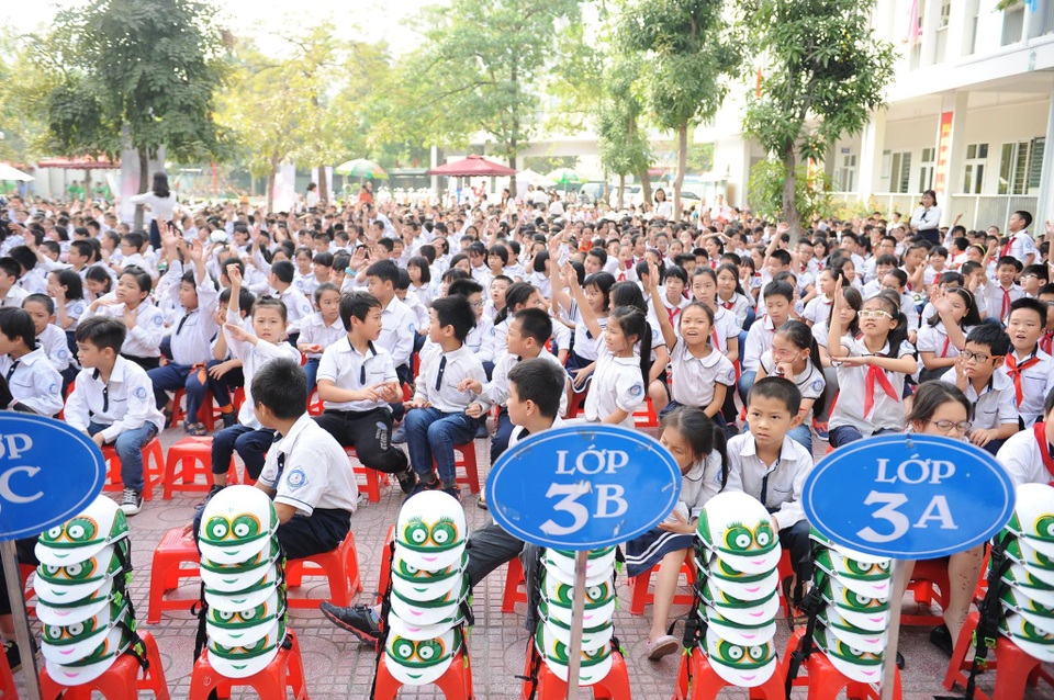 Bệnh viện Thu Cúc tặng miễn phí 20.000 mũ bảo hiểm cho học sinh tiểu học - 1 Buổi lễ phát động được tổ chức tại Trường tiểu học Dịch vọng B, Q Cầu Giấy, Hà Nội