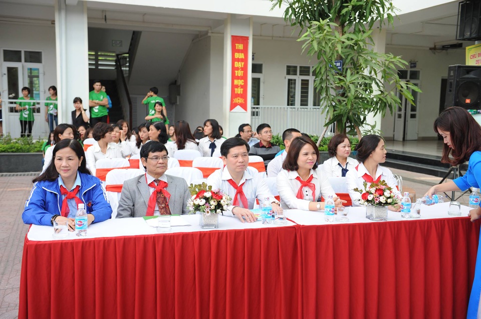 Bệnh viện Thu Cúc tặng miễn phí 20.000 mũ bảo hiểm cho học sinh tiểu học - 2 Các đại biểu có mặt trong lễ phát động chương trình“An toàn cho con – Hạnh phúc cho cả gia đình”