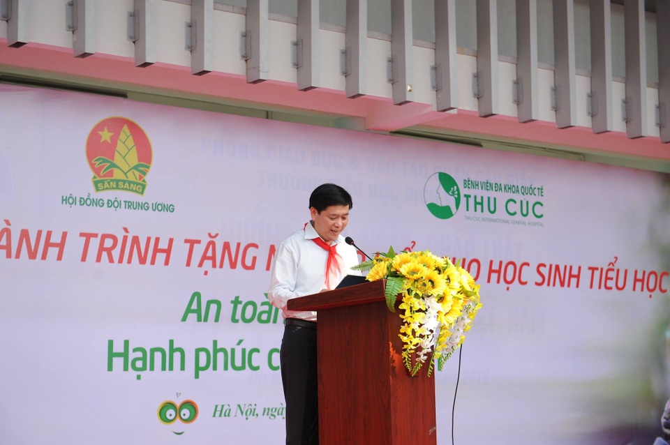Bệnh viện Thu Cúc tặng miễn phí 20.000 mũ bảo hiểm cho học sinh tiểu học - 3 Tại buổi lễ, Ông Nguyễn Long Hải – Bí thư Trung Ương Đoàn TNCS Hồ Chí Minh – Chủ tịch Hội đồng Đội Trung Ương phát biểu: “Việc đội mũ bảo hiểm khi tham gia giao thông, đặc biệt cho trẻ em – những chủ nhân tương lai của đất nước là hết sức cần thiết.”