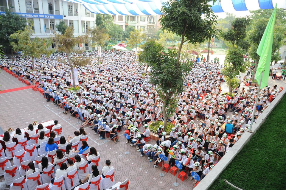 Bệnh viện Thu Cúc tặng miễn phí 20.000 mũ bảo hiểm cho học sinh tiểu học - 4 Trong lễ phát động, hơn 2.000 mũ bảo hiểm đã được trao cho toàn bộ học sinh trường Tiểu học Dịch Vọng B, Q. Cầu Giấy. Hành động này thể hiện sự quyết tâm của Bệnh viện Thu Cúc, Đoàn, Đội, các đơn vị đồng hành trong việc nâng cao ý thức tự bảo vệ mình cho các em học sinh khi tham gia giao thông.