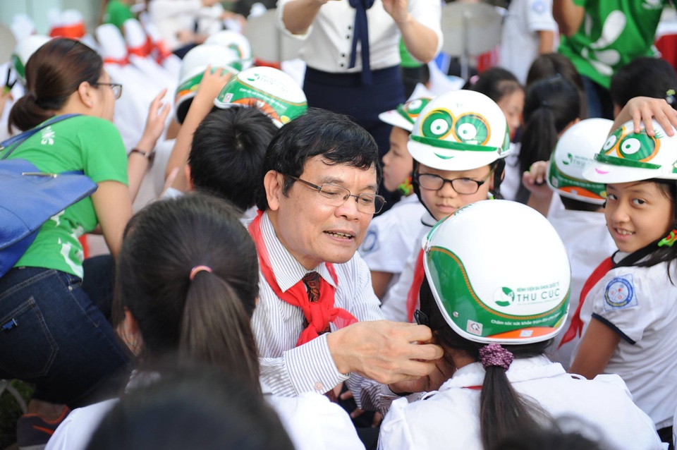 Bệnh viện Thu Cúc tặng miễn phí 20.000 mũ bảo hiểm cho học sinh tiểu học - 5 Trong ảnh, PGS.TS.BS Thầy thuốc nhân dân Nguyễn Xuân Thành – đại diện Bệnh viện Đa khoa Quốc tế Thu Cúc đang trực tiếp đội mũ bảo hiểm cho các em học sinh.
