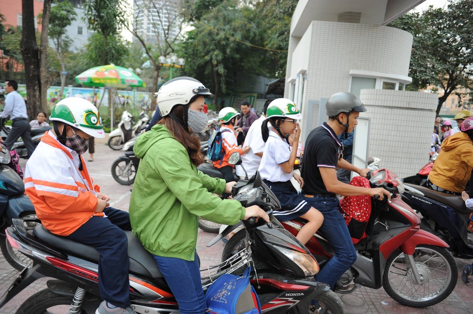Bệnh viện Thu Cúc tặng miễn phí 20.000 mũ bảo hiểm cho học sinh tiểu học - 7 Sau buổi lễ phát động, các em học sinh đã háo hức đội ngay những chiếc mũ bảo hiểm do Bệnh viện Thu Cúc trao tặng khi được bố mẹ đón về.