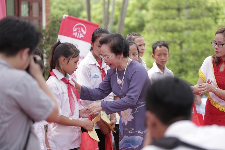 Hành trình Cuộc sống AIA - Hành trình của ước mơ - 4 Nguyên Phó Chủ tịch nước Nguyễn Thị Doan tặng quà cho các cháu học sinh trong Chương trình Hành trình Cuộc sống tổ chức tại Nghệ An