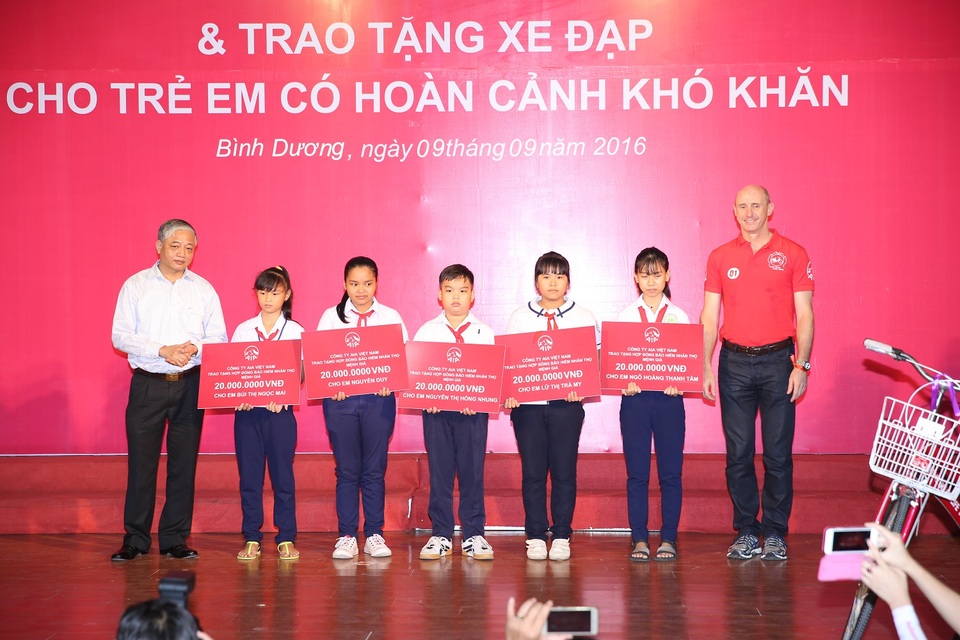 Hành trình Cuộc sống AIA - Hành trình của ước mơ - 5 Thứ trưởng Bộ LĐTB & XH Doãn Mậu Diệp và Lãnh đạo Tập đoàn AIA tặng Hợp đồng Bảo hiểm miễn phí cho các cháu học sinh trong Chương trình Hành trình Cuộc sống tại Bình Dương