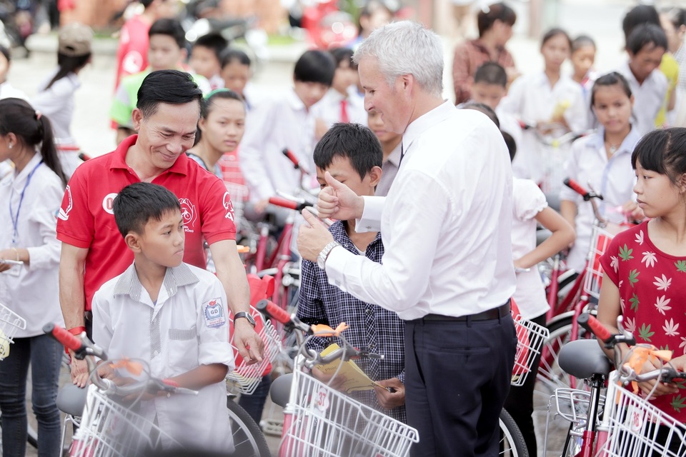 Hành trình Cuộc sống AIA - Hành trình của ước mơ - 6
Tổng Giám đốc AIA Việt Nam, ông Wayne Besant trao tặng xe đạp cho các cháu học sinh có hoàn cảnh khó khăn trong Chương trình tại Nghệ An