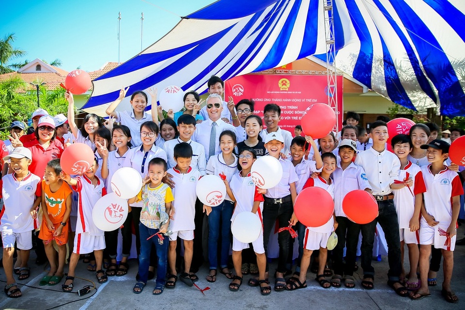 Hành trình Cuộc sống AIA - Hành trình của ước mơ - 7
và chung vui với các cháu làng trẻ SOS Đồng Hới, Quảng Bình