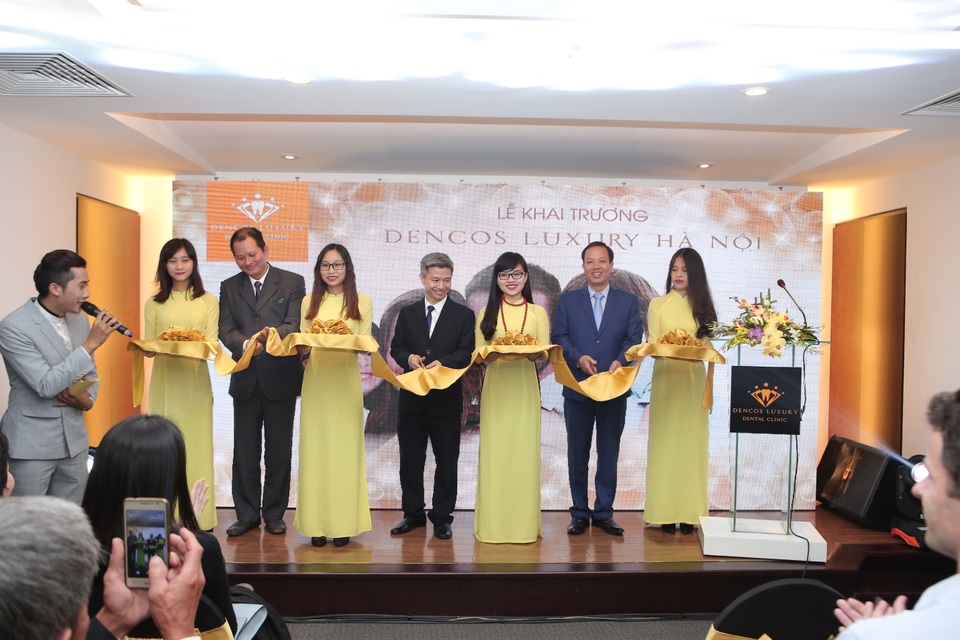 Dencos Luxury- phòng khám nha khoa cao cấp ở Hà Nội - 4 Cắt băng khánh thành Nha khoa thẩm mỹ Quốc tế Dencos Luxury