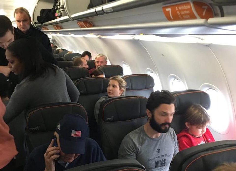 
Ivanka trên chuyến bay hôm 22/12. (Ảnh: Twitter)
